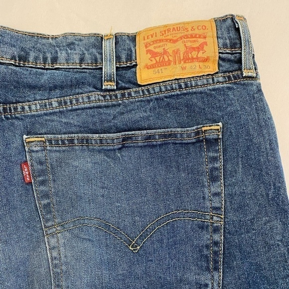 LEVI’S Men’s 541 Athletic Taper Jeans, Size 42 x 30. - Picture 4 of 7